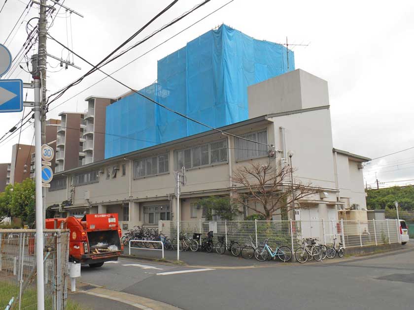 建替え時の様子：狭小な園庭への建設は困難を極めた